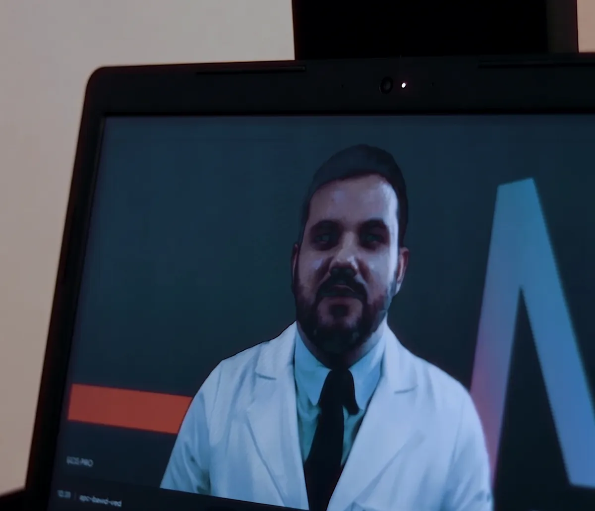 Cardiologista da ECGPRO em videochamada de teleinterconsulta
